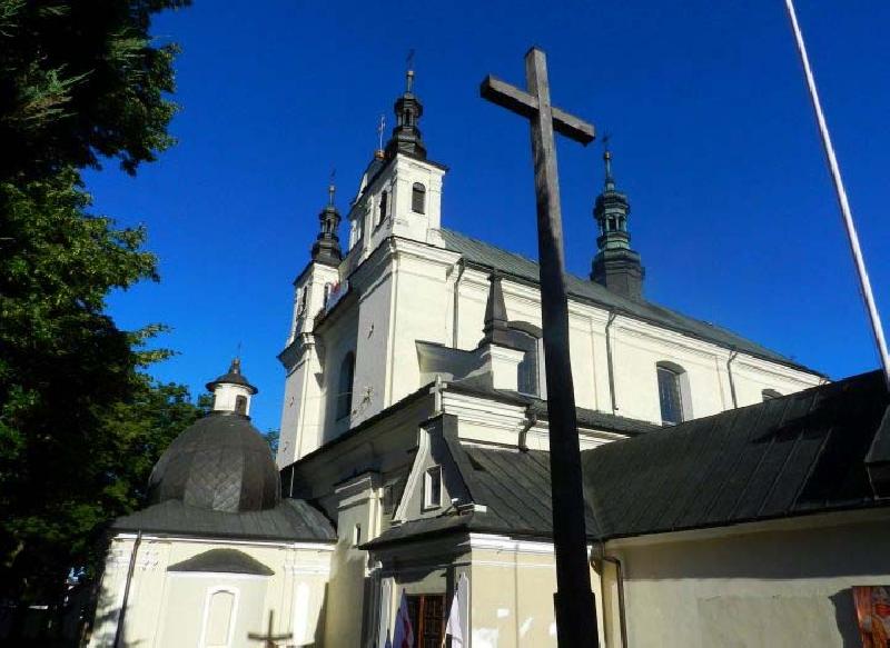 Kościół w Janowie lubelskim na tle błękitnego nieba w którym nastąpiło objawienie 