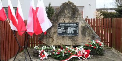 Pomnik upamiętniający rozstrzelanych w dniu 2 lutego 1944 roku mieszkańców Zwierzyńca