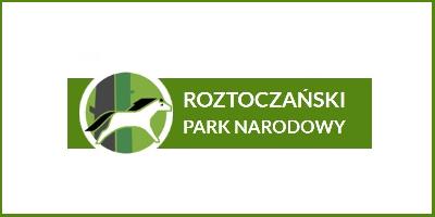 Logotyp Roztoczańskiego Parku Narodowego - szkic konika polskiego wpisany w okręg na zielonym tle drzew