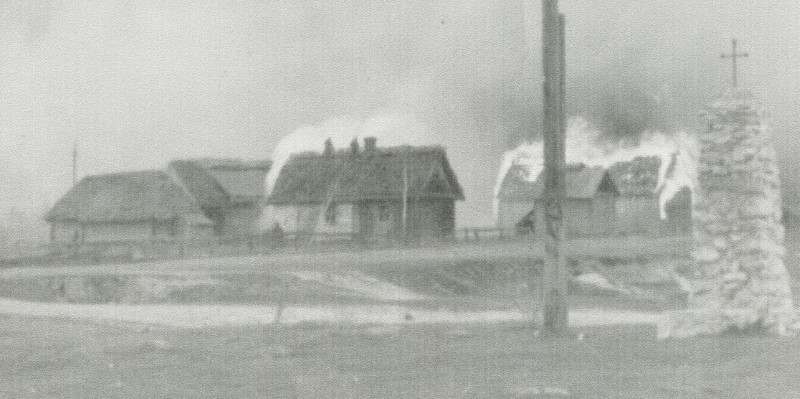 Palące się domy w miejscowości Wywłoczka w czasie II wojny Światowej 