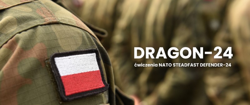 fragment munduru żołnierza polskiego z naszywką flagi Polski oraz napis Dragon-14