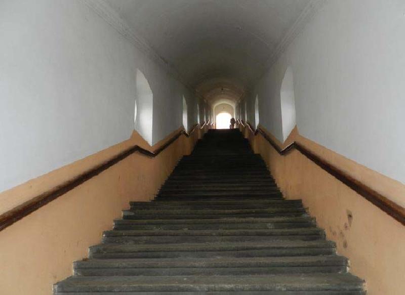 Długie schody prowadzące do kościoła Bernardynów w Radecznicy