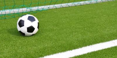 Piłko do gry w piłke nożną leżąca na zielonej murawie